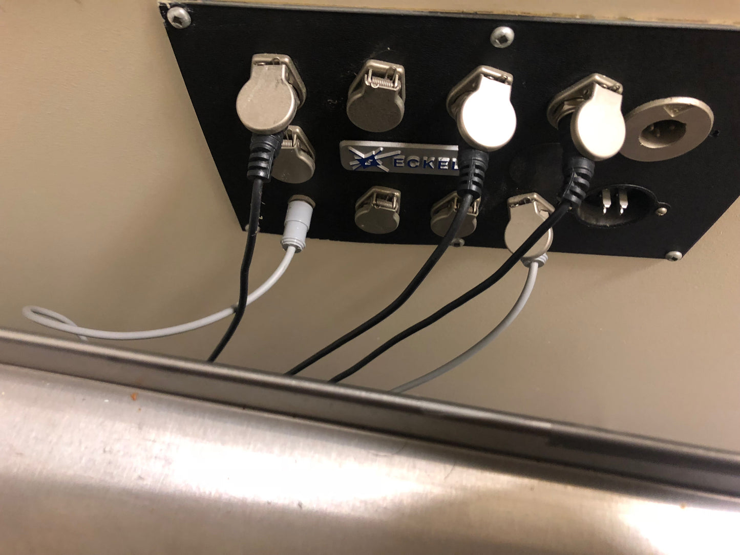 ECKEL FIXED AUDIO BOOTH  91.5" x 48.5" x 84"