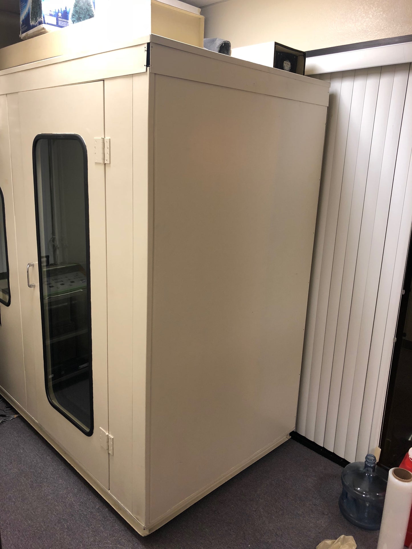 ECKEL FIXED AUDIO BOOTH  91.5" x 48.5" x 84"