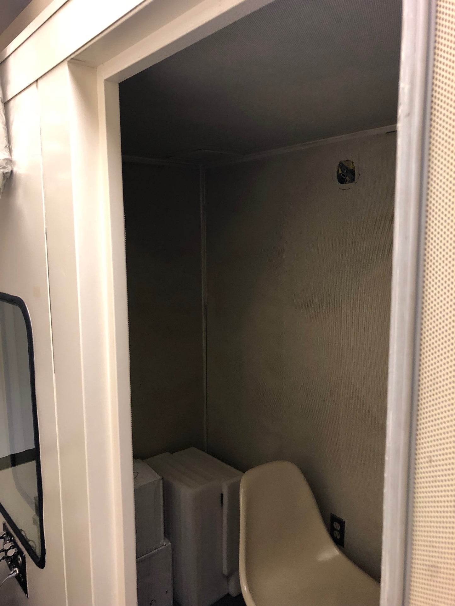 ECKEL FIXED AUDIO BOOTH  91.5" x 48.5" x 84"