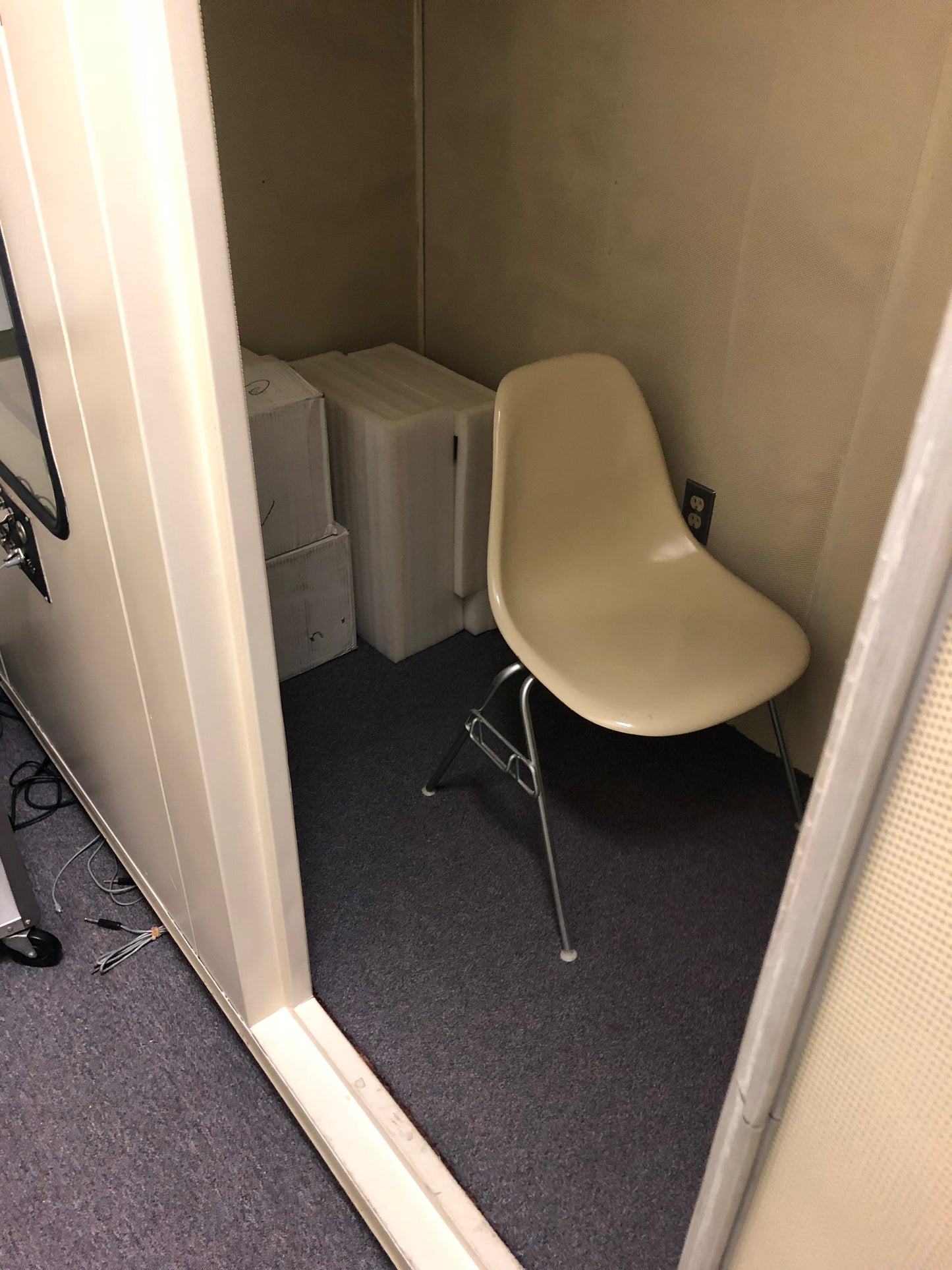 ECKEL FIXED AUDIO BOOTH  91.5" x 48.5" x 84"