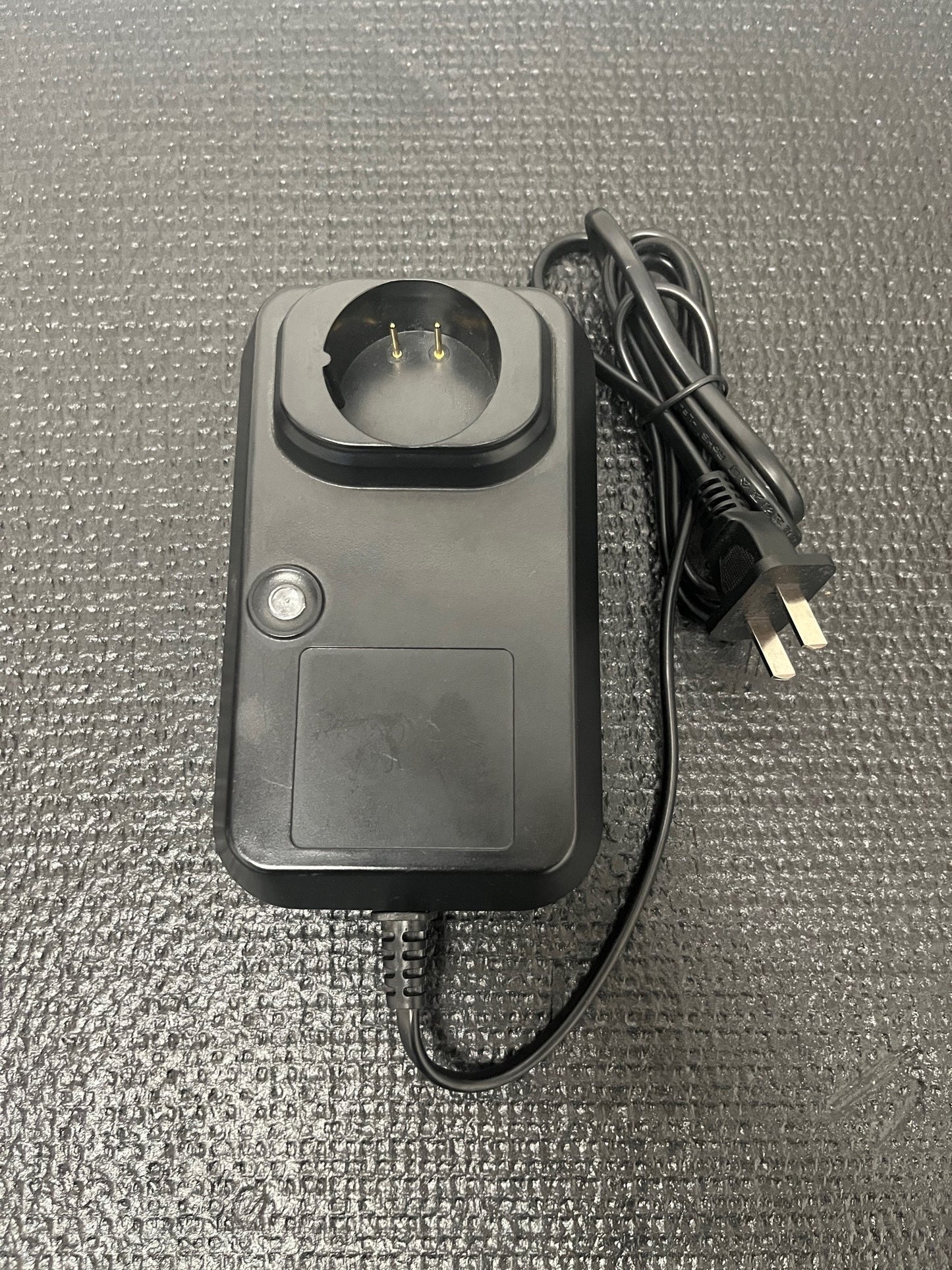 BATTERY CHARGER FOR PUSH CUT TPLO SAW
